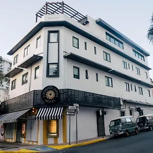 https://the-looking-glass.top-hotels-puertorico.com